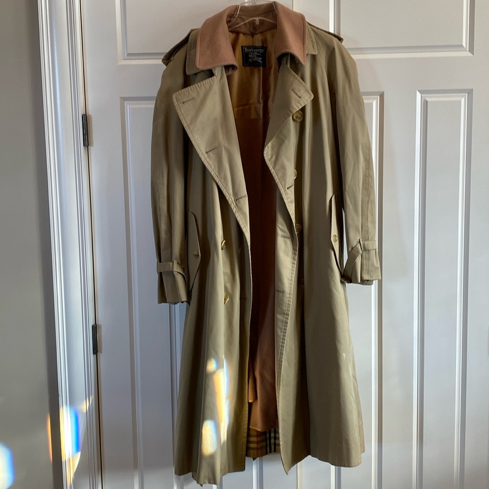Pre owned vintage Burberry Men’s Trench Coat.